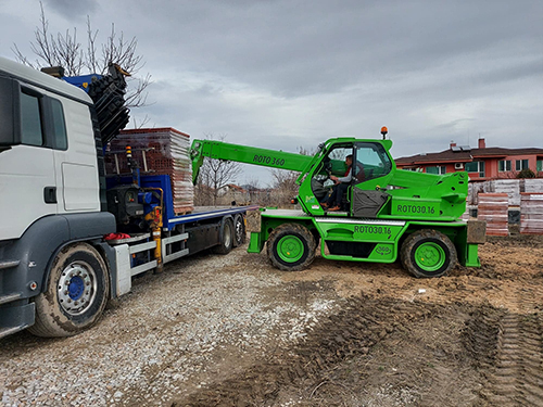 Телескопичен товарач 